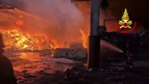 Incendio in un’isola ecologica nel Milanese, vigili del fuoco in azione