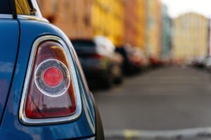 Civitavecchia – Auto sospetta al parcheggio del supermercato: “Segue le donne e tenta di bloccarle la strada”