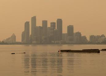 Canada, oltre 200 incendi fuori controllo: il fumo ‘invade’ anche gli Usa