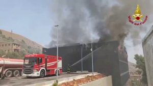 Incendio in attività commerciale nel Palermitano, le operazioni di spegnimento