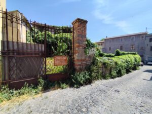Viterbo – Piazza Campoboio, dopo anni e promesse, ancora nel degrado: “Quando è troppo è veramente troppo”