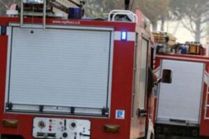 Fiamme tra Campomarino e Termoli minacciano le case, stop circolazione treni su linea Pescara-Bari