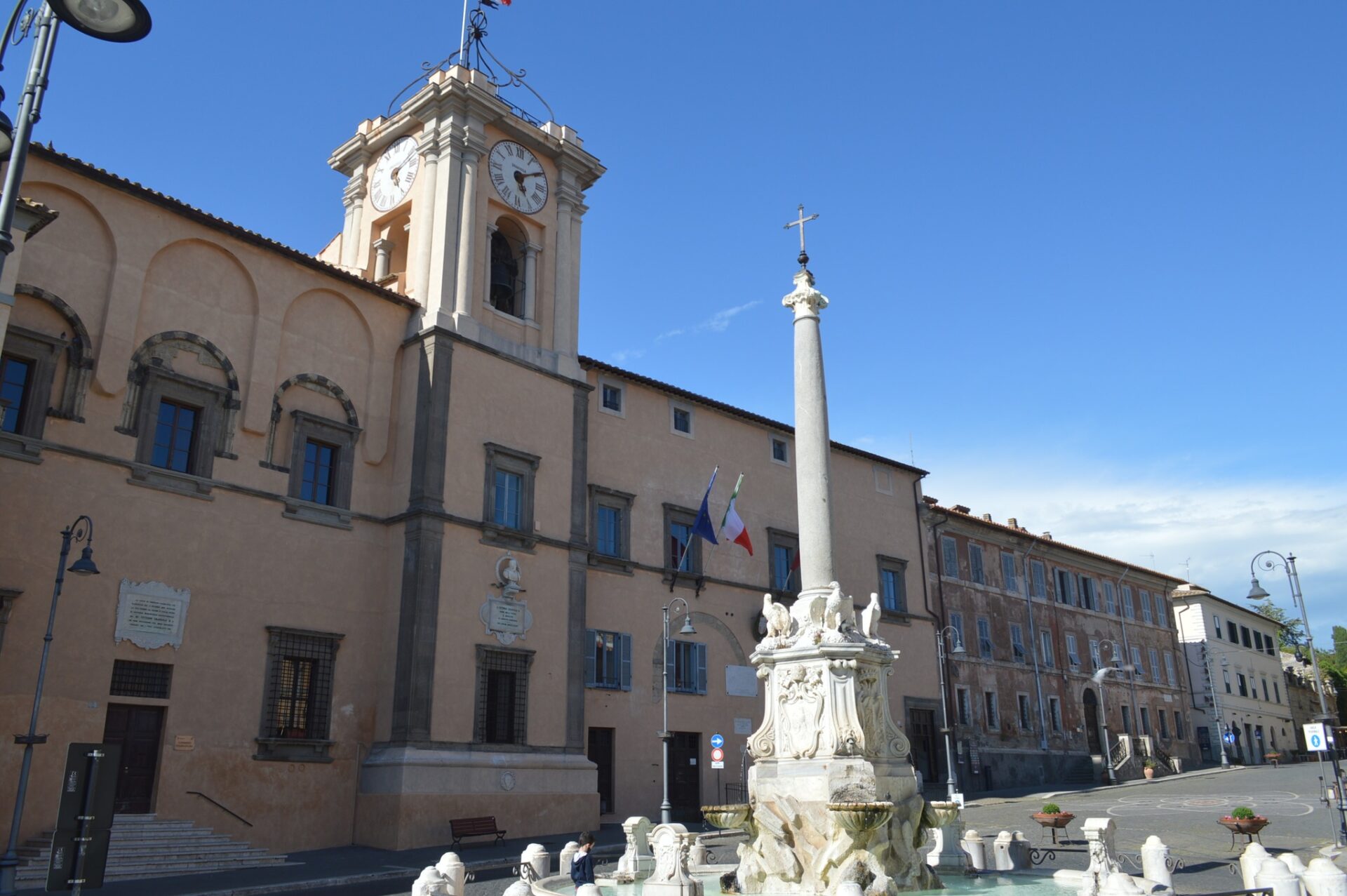 Tarquinia – Allarme furti nei negozi: “Attenzione a una ‘banda familiare’ con marito, moglie e bimba piccola”