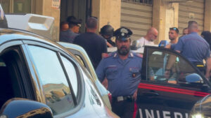 Omicidio a Palermo, l’uomo barricato si arrende e viene arrestato: le immagini