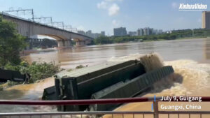 Cina, ponti galleggianti evacuano studenti nel Guangxi alluvionato