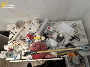Latina – Scoperto falso dentista che operava con anestetici e medicinali scaduti (FOTO)