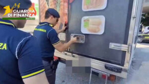 Sequestrati a Rovigo 450 kg di carne scaduta e 3 tonnellate di verdura marcia