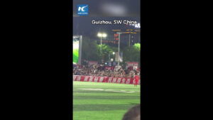 Cina, drone consegna il pallone alla finale della “Village Super League”