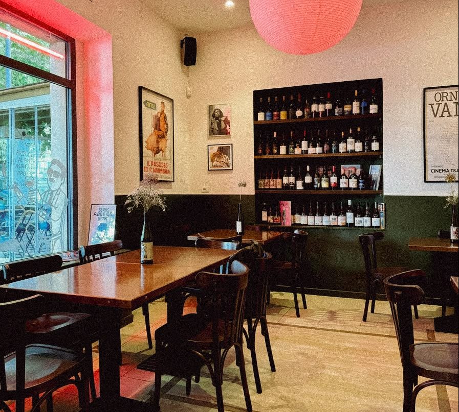 Viterbo – Arriva la gastrovineria Ennio, Piazza Crispi si riempie di vino, giovani e sorrisi (VIDEO)