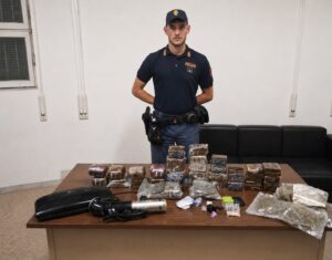 Riano – Villa trasformata in base di stoccaggio della droga: panetti conservati in frigo e cannabis coltivata in giardino, sequestrati 24 chili di stupefacente