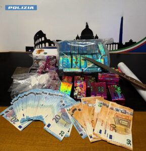 Roma, blitz antidroga della Polizia: otto arresti e oltre 4,5 chili di stupefacenti sequestrati