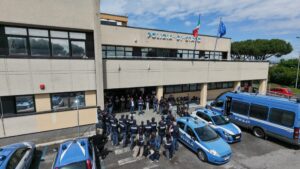 Roma – Vasi e sassi usati come nascondigli per la droga: 100 dosi sequestrate
