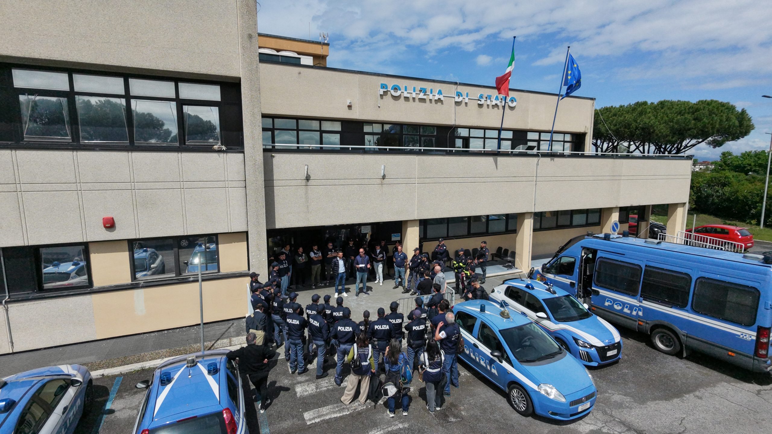 Roma – Vasi e sassi usati come nascondigli per la droga: 100 dosi sequestrate