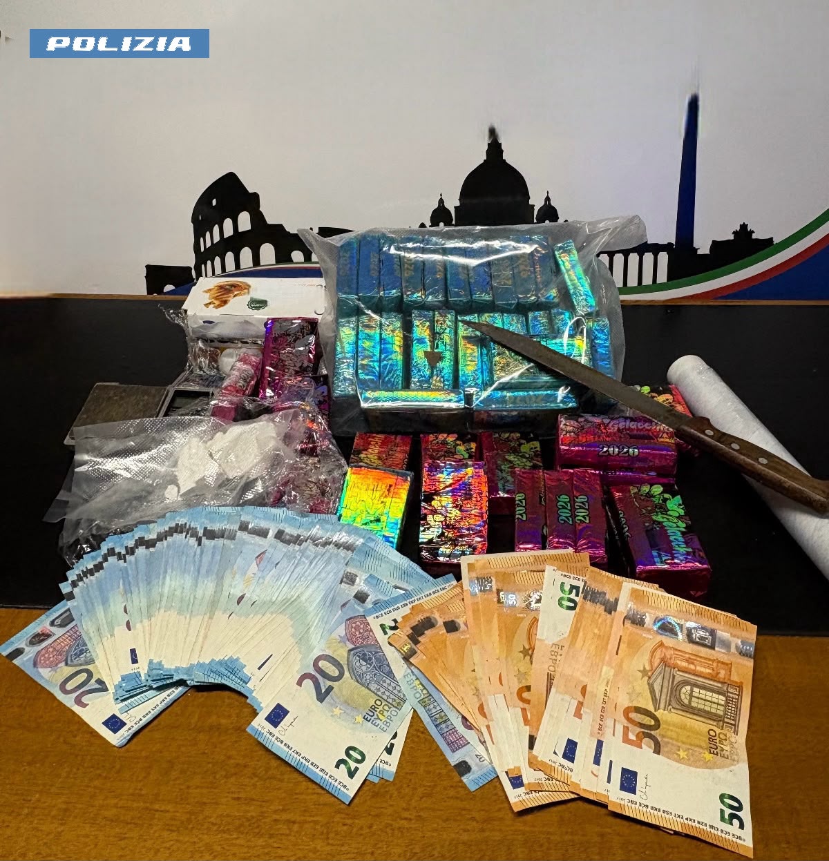 Roma, blitz antidroga della Polizia: otto arresti e oltre 4,5 chili di stupefacenti sequestrati