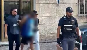 Roma – A bordo di una moto trascinano per diversi un’anziana per rubarle la borsa: due arresti (VIDEO)