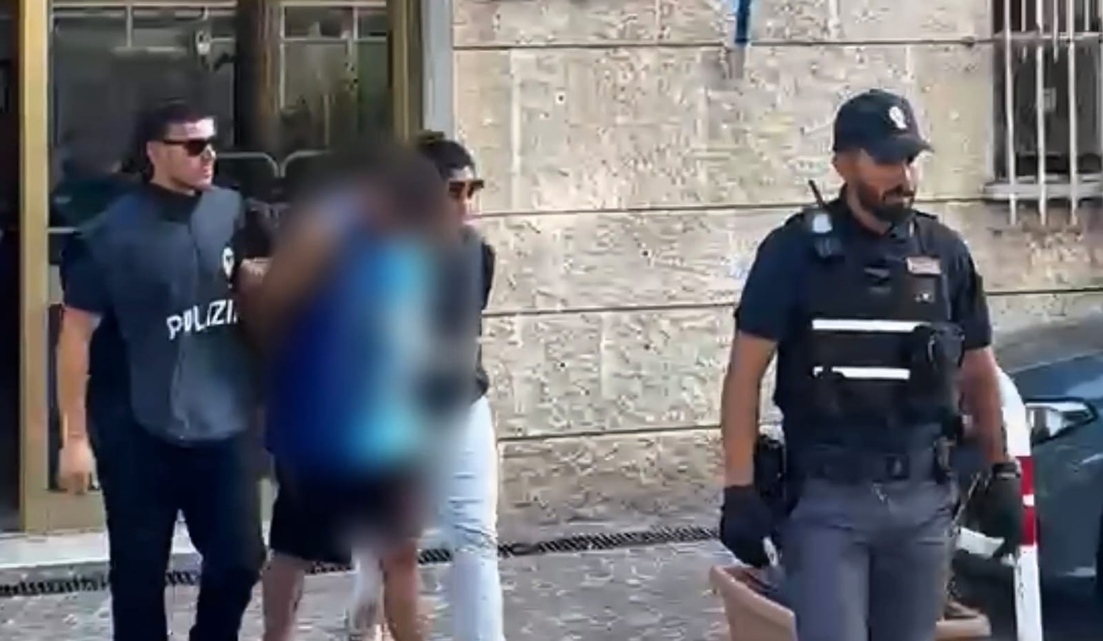 Roma – A bordo di una moto trascinano per diversi un’anziana per rubarle la borsa: due arresti (VIDEO)