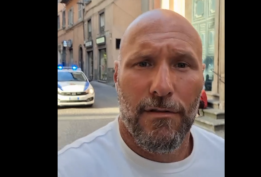 Viterbo – L’ex pugile influencer Frank Mascia sul centro storico: “Come il Pakistan. Ma come ca**o fate voi viterbesi?” (VIDEO)