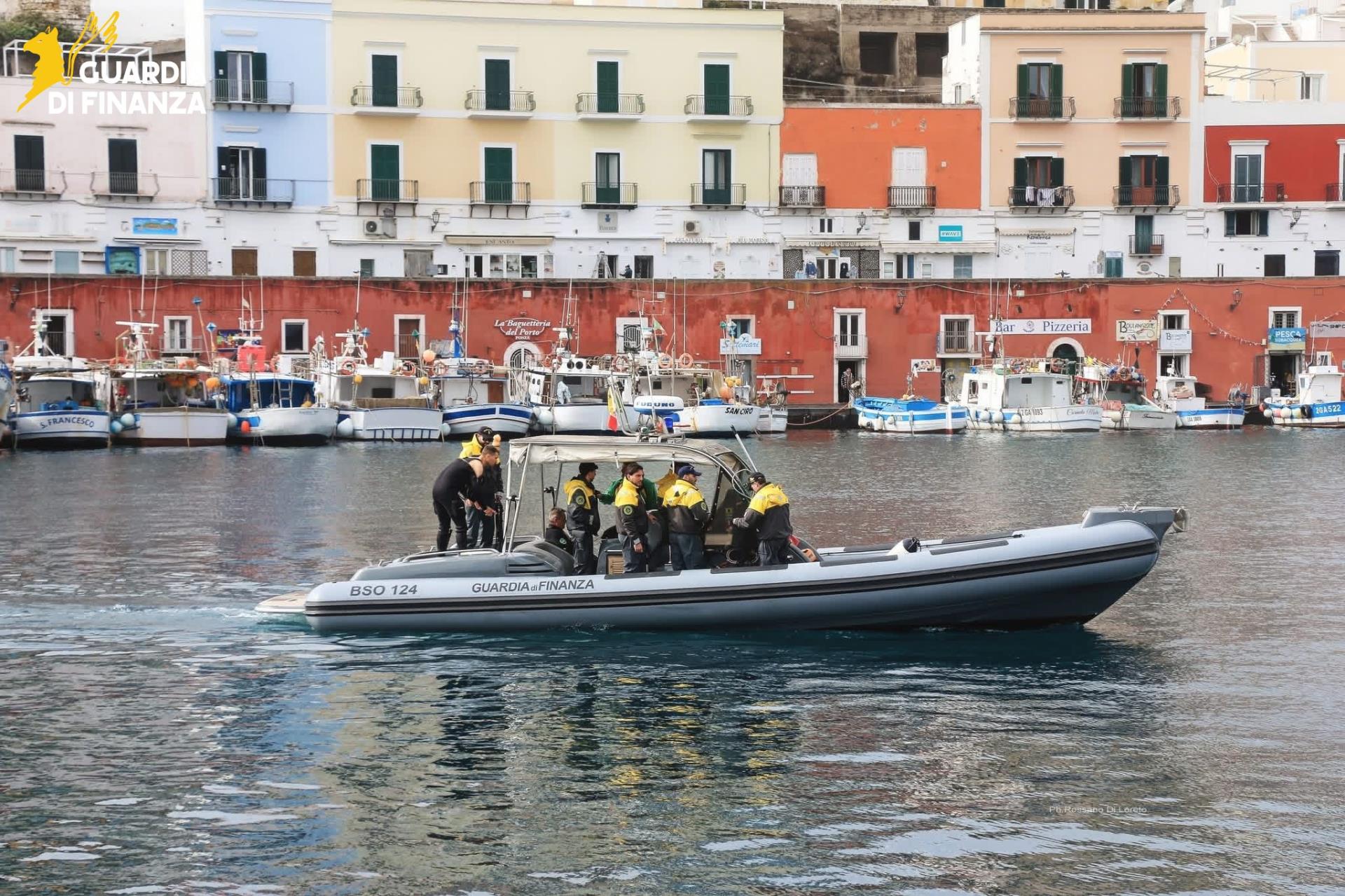 Isole Pontine, raffica di controlli della Guardia di Finanza: sequestrata droga, scoperti lavoratori irregolari e 95 sanzioni in mare
