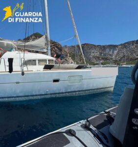 Latina – Bimba gravemente ferita dopo un tuffo a Palmarola: decisivo il soccorso della Guardia di Finanza di Civitavecchia