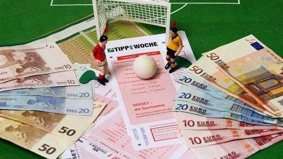 Blera – Finto negozio di alimentari nasconde bisca abusiva: all’interno ricevute di scommesse clandestine e siti di gioco online