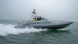Anzio – Quattro persone a bordo di un gommone rischiano di impattare sugli scogli, decisivo l’intervento di una motovedetta della Finanza