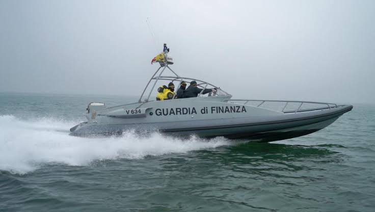 Anzio – Quattro persone a bordo di un gommone rischiano di impattare sugli scogli, decisivo l’intervento di una motovedetta della Finanza