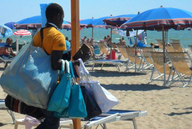 Latina – Capi griffati sottratti dalla Finanza alla vendita sulle spiagge donati alla onlus Solidarietà di Formia