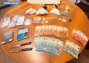 Civitavecchia – Appartamento riconvertito in camera di preparazione della droga: sequestrati eroina, 70 ovuli di cocaina e bilancini