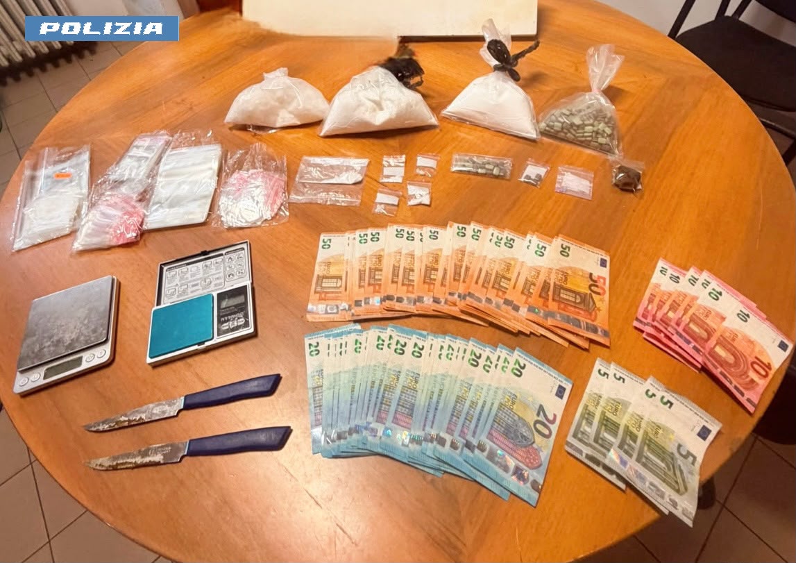 Civitavecchia – Appartamento riconvertito in camera di preparazione della droga: sequestrati eroina, 70 ovuli di cocaina e bilancini