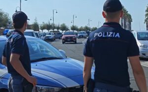 Ostia – Nell’auto trasformata in “covo di droga” nascondeva 41 ovuli di cocaina tra sedili e poggiatesta, in manette trentaduenne (VIDEO)