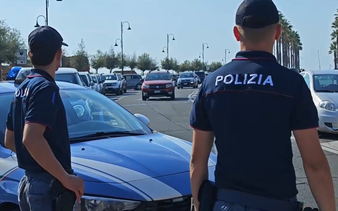 Ostia – Nell’auto trasformata in “covo di droga” nascondeva 41 ovuli di cocaina tra sedili e poggiatesta, in manette trentaduenne (VIDEO)