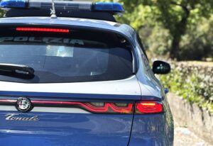 Roma – Telecomandi trasformati in contenitori di cocaina e stupefacente nascosto nei tubi dei lavatoi: ventenne trovato in casa con tre etti di droga (video)