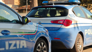 Palidoro – Lancia la droga dalla finestra per sfuggire ai controlli: i poliziotti appostati fuori trovano il pacco con 1,5 kg di stupefacente