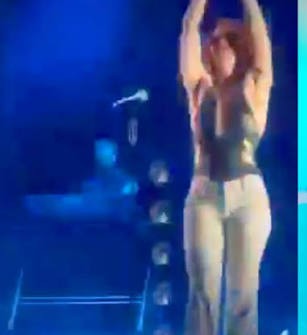 Noemi cade dal palco durante concerto in Abruzzo, trasferita in ospedale (VIDEO)