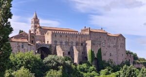 Turismo, Viterbo tra le mete italiane dello “snackpacking”: la Tuscia conquista i giovani viaggiatori del gusto