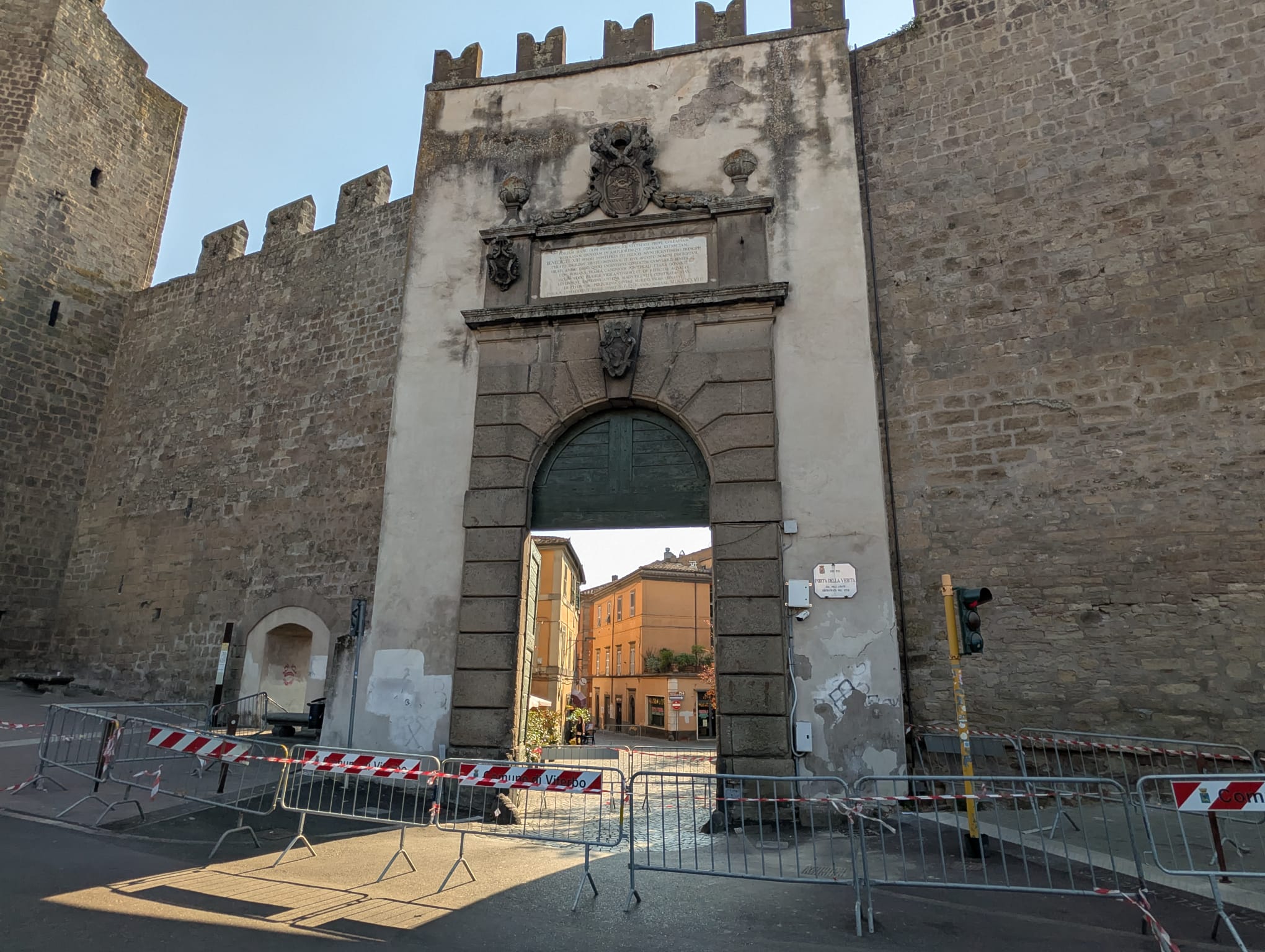 Viterbo – Porta della Verità, al via domani i lavori dopo il crollo del fregio: il Comune accelera per riaprire la strada
