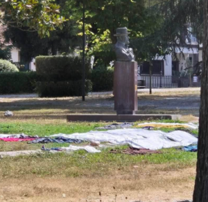 Viterbo – Prato Giardino trasformato in uno stenditoio a cielo aperto: le foto fanno esplodere la polemica sul degrado