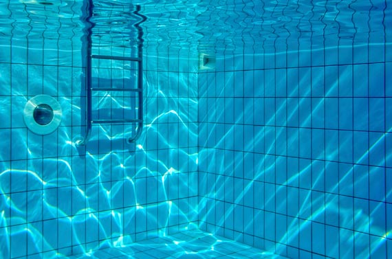 Morta la bambina di 11 anni risucchiata dal bocchettone della piscina, donati gli organi