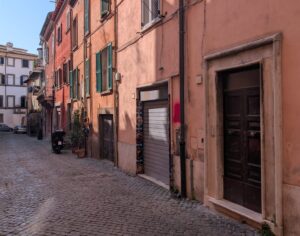Viterbo – La guerra dei negozi: dietro i raid vandalici spunta l’ombra del controllo del territorio
