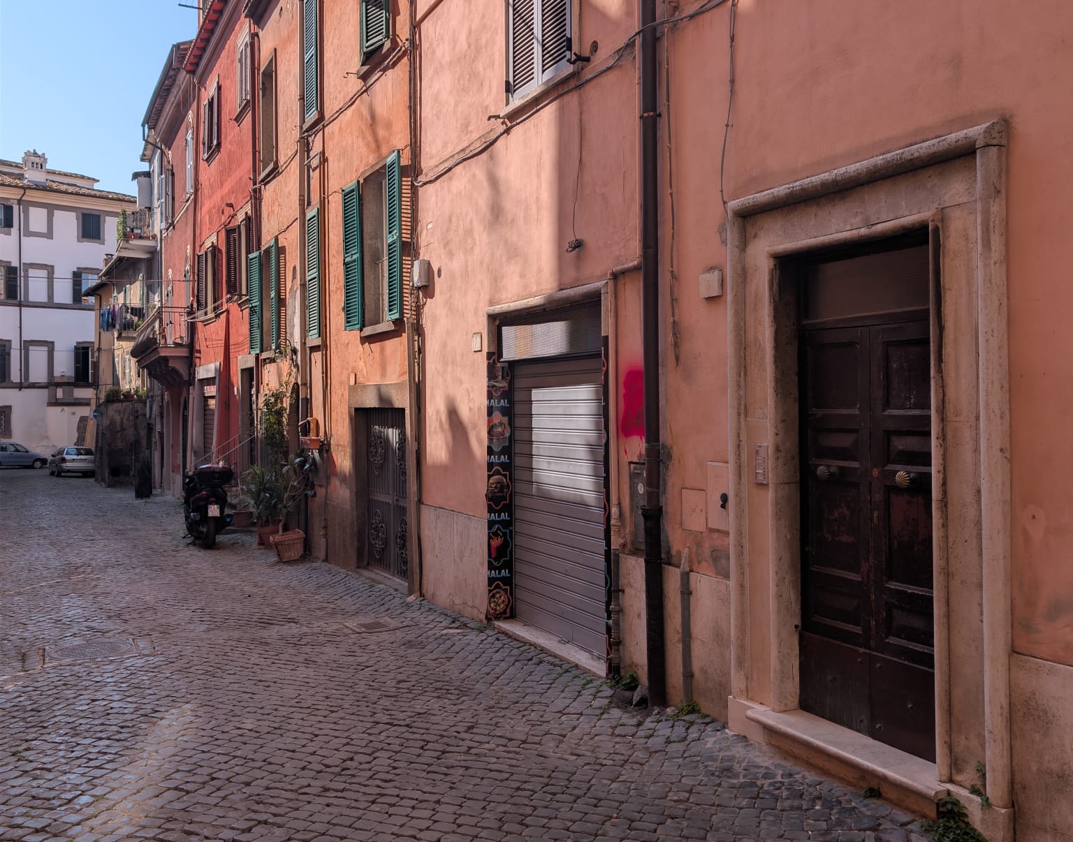 Viterbo – La guerra dei negozi: dietro i raid vandalici spunta l’ombra del controllo del territorio