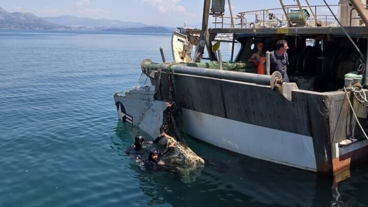 Gaeta, il mistero dell’ala riemersa dal Tirreno: potrebbe appartenere a un Phantom della U.S. Navy precipitato nel 1974