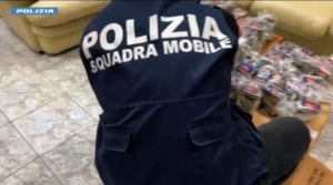 Roma – Fuga sui tetti di Tor Bella Monaca con 51 chili di droga, due arresti (VIDEO)