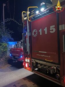 Incendio nella notte a Santa Severa, auto distrutta dalle fiamme vicino alla stazione ferroviaria