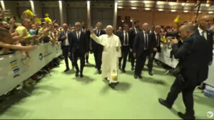 Il popolo del Meeting di Rimini accoglie Papa Leone XIV