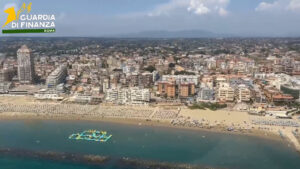 Controlli Gdf litorale sud romano, sequestrati 21 mila articoli contraffatti
