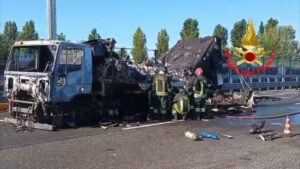Milano, camion in fiamme su Tangenziale Ovest. Intervengono i vigili del fuoco