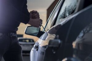 Sabaudia, carabiniere fuori servizio sorprende due ladri d’auto sul lungomare: arrestati