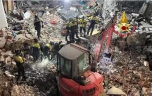 Crollo palazzina a Messina, proseguono ricerche dei tre dispersi. Malore per vigile del fuoco