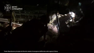 Ucraina, ancora attacchi russi. I soccorritori scavano tra le macerie