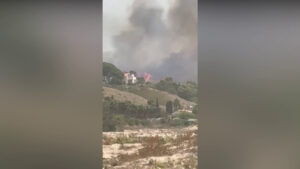 Vasto incendio nell’Agrigentino, 30 persone evacuate a Menfi